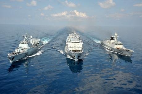 Biên đội tàu chiến Hải quân Trung Quốc hộ tống ở vịnh Aden - tiến hành tiếp tế trên biển.